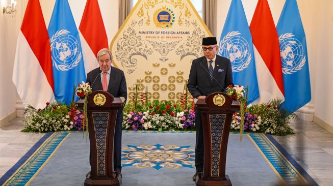 Menteri Luar Negeri Arrmanatha Nasir (kanan) dan Sekretaris Jenderal (Sekjen) Perserikatan Bangsa-Bangsa (PBB) Antonio Guterres (kiri) menyampaikan keterangan usai kunjungannya di Kantor Kementerian Luar Negeri, Jakarta, Senin (19/10/2026). [ANTARA FOTO/Fauzan/YU]