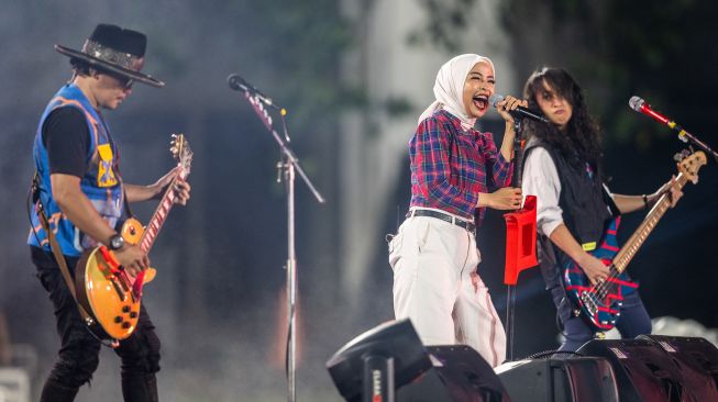 Grup band Kotak menghibur penonton pada pembukaan Liga Wanita Indonesia di Stadion Madya, Senayan, Jakarta, Minggu (18/10/2026). [ANTARA FOTO/Bayu Pratama S/kye]
