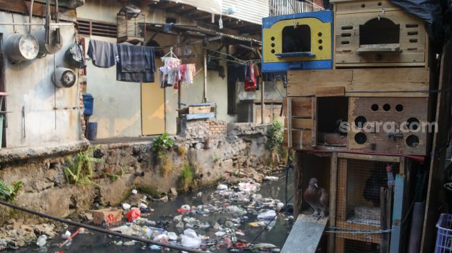 Warga beraktivitas di bantaran Anak Kali Krukut, kawasan Kebon Melati, Tanah Abang, Jakarta, Senin (19/10/2026). [Suara.com/Alfian Winanto]
