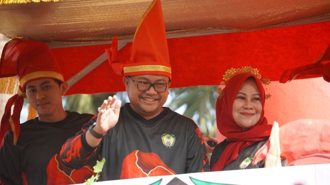 Darmawangsyah Muin menjabat sebagai Pelaksana Tugas (plt) Bupati Gowa. Ia ditunjuk Menteri Dalam Negeri, Tito Karnavian menggantikan Husniah Talenrang yang dicopot dari jabatannya [SuaraSulsel.id/Humas Pemkab Gowa]