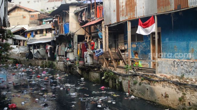 Warga beraktivitas di bantaran Anak Kali Krukut, kawasan Kebon Melati, Tanah Abang, Jakarta, Senin (19/10/2026). [Suara.com/Alfian Winanto]