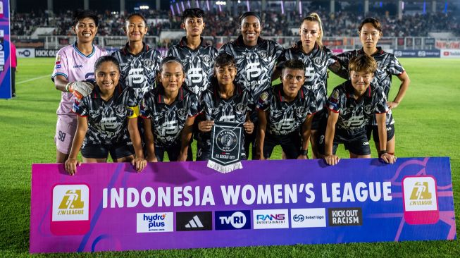 Kesebelasan FC Bekasi City Women berfoto bersama sebelum bertanding melawan Persija Jakarta Women dalam laga Liga Wanita Indonesia di Stadion Madya, Senayan, Jakarta, Minggu (18/10/2026). [ANTARA FOTO/Bayu Pratama S/kye]