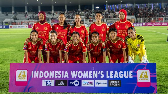 Kesebelasan Persija Jakarta Women berfoto bersama sebelum bertanding melawan FC Bekasi City Women dalam laga Liga Wanita Indonesia di Stadion Madya, Senayan, Jakarta, Minggu (18/10/2026). [ANTARA FOTO/Bayu Pratama S/kye]