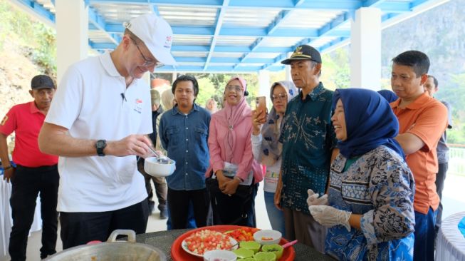 Duta Besar Inggris untuk Indonesia, H.E. Dominic Jermey CVO OBE, mengunjungi Tukamasea, Kecamatan Bantimurung, Kabupaten Maros, Sulawesi Selatan, Minggu (18/10). (Dok. Istimewa)