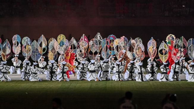 Penari tampil dalam acara pembukaan Asian Para Games 2026 di Stadion Paloma Mizuho, Nagoya, Aichi, Jepang, Minggu (18/10/2026). [ANTARA FOTO/Mohammad Ayudha/kye]
