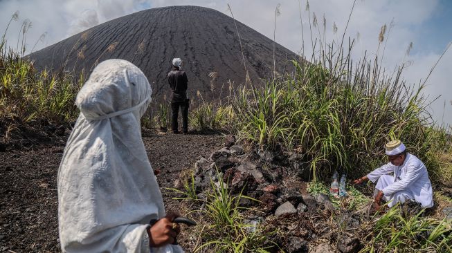 Perangkat Bobato Akhirat Kesultanan Ternate (kanan) berziarah ke zere (makam keramat) di puncak Gunung Gamalama dalam ritual adat Fere Kie di Ternate, Maluku Utara, Minggu (18/10/2026). [ANTARA FOTO/Andri Saputra/kye]