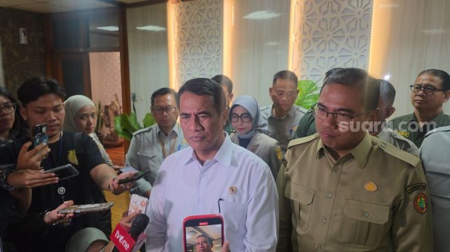 Menteri Pertanian, Andi Amran Sulaiman (kiri) dan Wakil Menteri Pertanian, Alim Setiawan Slamet saat di Kantor Kementerian Pertanian, Senin (19/10/2026). [Suara.com/Fakhri]