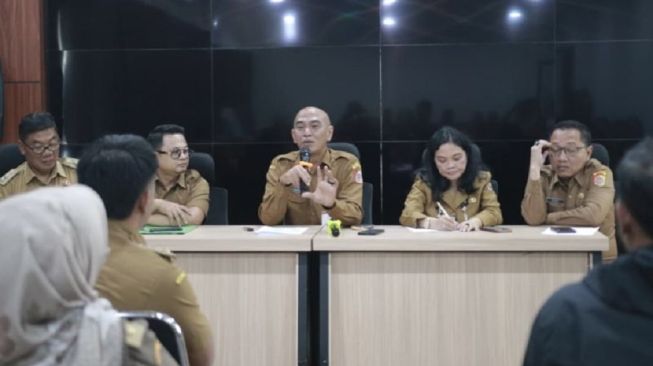 Pj Sekda Jember Achmad Imam Fauzi (tengah) saat memimpin rapat di Kantor Pemkab Jember. ANTARA/HO-Diskominfo Jember