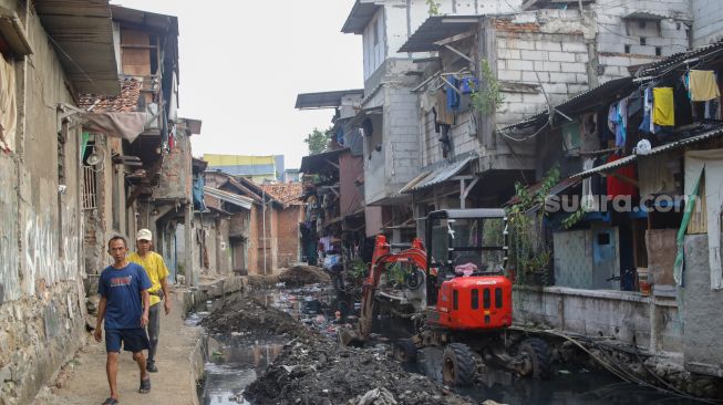 Warga beraktivitas di bantaran Anak Kali Krukut, kawasan Kebon Melati, Tanah Abang, Jakarta, Senin (19/10/2026). [Suara.com/Alfian Winanto]