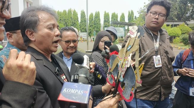 Hadiri Sidang Bawa Wayang Petruk dan Gajah, Roy Suryo Sindir Hubungan Jokowi-PSI?