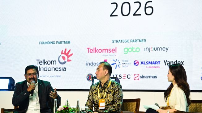 Sekretaris Jenderal Kementerian Komunikasi dan Digital (Komdigi), Ismail (kiri). [Komdigi]