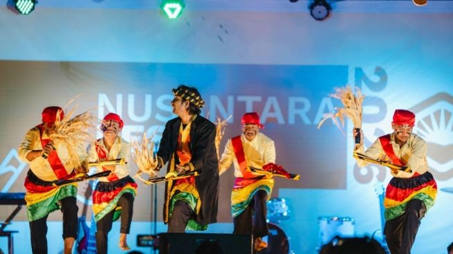Tarian Soya-Soya dilakukan secara berkelompok dengan minimal 3 orang dan maksimumnya tidak terbatas selama masih dalam jumlah ganjil.(Dok. Istimewa)