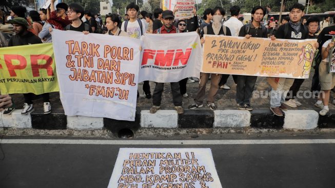 Massa dari berbagai elemen Mahasiswa dan masyarakat saat mengikuti aksi unjuk rasa peringatan dua tahun pemerintahan Prabowo-Gibran di Tugu Tani, Jakarta, Selasa (20/10/2026). [Suara.com/Alfian Winanto]