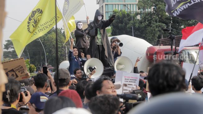 Massa dari berbagai elemen Mahasiswa dan masyarakat saat mengikuti aksi unjuk rasa peringatan dua tahun pemerintahan Prabowo-Gibran di Tugu Tani, Jakarta, Selasa (20/10/2026). [Suara.com/Alfian Winanto]