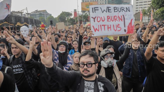 Massa dari berbagai elemen Mahasiswa dan masyarakat saat mengikuti aksi unjuk rasa peringatan dua tahun pemerintahan Prabowo-Gibran di Tugu Tani, Jakarta, Selasa (20/10/2026). [Suara.com/Alfian Winanto]
