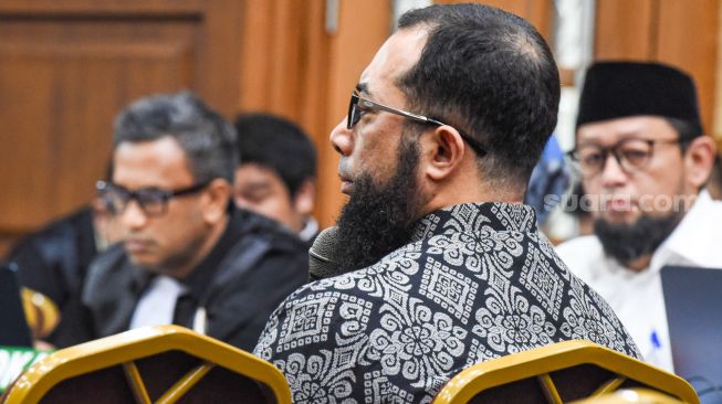 Pemilik PT Zahra Oto Mandiri sekaligus Direktur Uhud Tour Khalid Basalamah memberikan kesaksiannya pada sidang kasus dugaan korupsi pembagian kuota dan penyelenggaraan haji di Kementerian Agama (Kemenag) tahun 2023-2024 di Pengadilan Tipikor, Jakarta, Selasa (20/10/2026). [ANTARA FOTO/Muhammad Adimaja/nz]