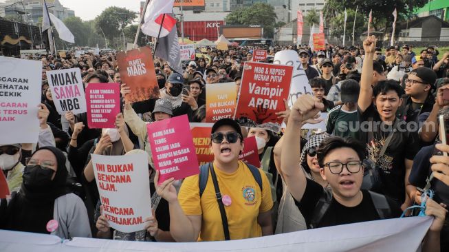 Massa dari berbagai elemen Mahasiswa dan masyarakat saat mengikuti aksi unjuk rasa peringatan dua tahun pemerintahan Prabowo-Gibran di Tugu Tani, Jakarta, Selasa (20/10/2026). [Suara.com/Alfian Winanto]