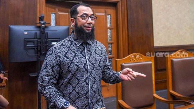 Pemilik PT Zahra Oto Mandiri sekaligus Direktur Uhud Tour Khalid Basalamah berjalan memasuki ruang sidang untuk menjadi saksi kasus dugaan korupsi pembagian kuota dan penyelenggaraan haji di Kementerian Agama (Kemenag) tahun 2023-2024 di Pengadilan Tipikor, Jakarta, Selasa (20/10/2026). [ANTARA FOTO/Muhammad Adimaja/nz]