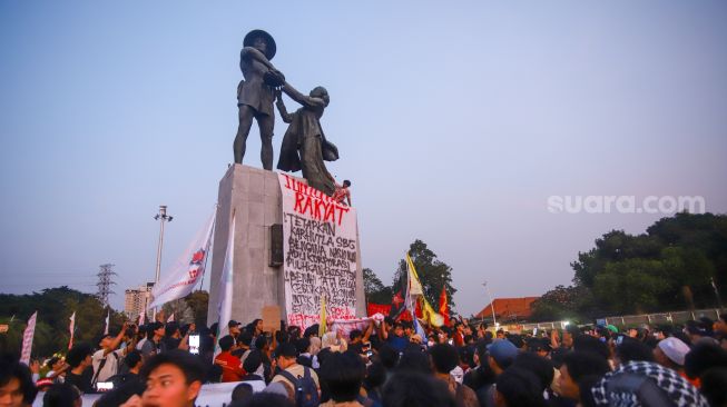 Massa dari berbagai elemen Mahasiswa dan masyarakat saat mengikuti aksi unjuk rasa dua tahun pemerintahan Prabowo-Gibran di Tugu Tani, Jakarta, Selasa (20/10/2026). [Suara.com/Alfian Winanto]
