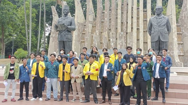 Sebut Rezim 'Gagal Total', Koalisi SADAR Beberkan 5 Rapor Merah Prabowo di Tugu Proklamasi