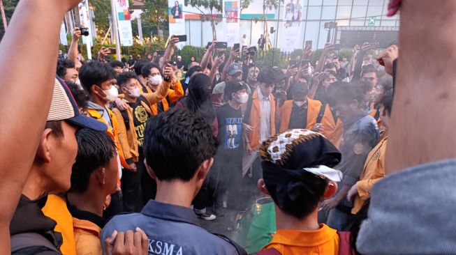 Bawa Keranda Bertuliskan Keadilan, Mahasiswa Jayabaya Kritik Dua Tahun Prabowo-Gibran