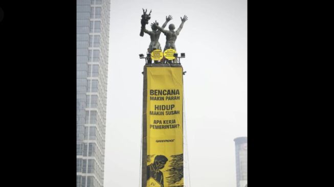 Greenpeace Bentangkan Spanduk di Monumen Selamat Datang: Hidup Makin Susah, Apa Kerja Pemerintah?