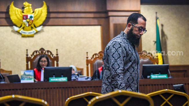 Pemilik PT Zahra Oto Mandiri sekaligus Direktur Uhud Tour Khalid Basalamah berjalan memasuki ruang sidang untuk menjadi saksi kasus dugaan korupsi pembagian kuota dan penyelenggaraan haji di Kementerian Agama (Kemenag) tahun 2023-2024 di Pengadilan Tipikor, Jakarta, Selasa (20/10/2026). [ANTARA FOTO/Muhammad Adimaja/nz]