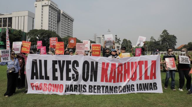 Massa dari berbagai elemen Mahasiswa dan masyarakat saat mengikuti aksi unjuk rasa peringatan dua tahun pemerintahan Prabowo-Gibran di Tugu Tani, Jakarta, Selasa (20/10/2026). [Suara.com/Alfian Winanto]
