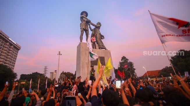 Massa dari berbagai elemen Mahasiswa dan masyarakat saat mengikuti aksi unjuk rasa dua tahun pemerintahan Prabowo-Gibran di Tugu Tani, Jakarta, Selasa (20/10/2026). [Suara.com/Alfian Winanto]