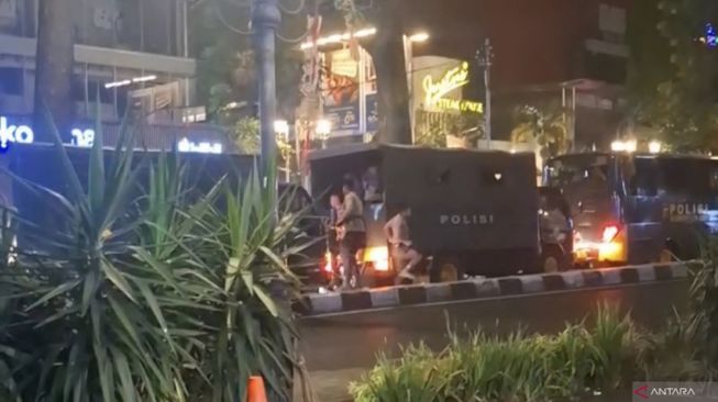Truk Dalmas Diserang Bom Molotov di Dago Bandung, Tiga Polisi Terluka