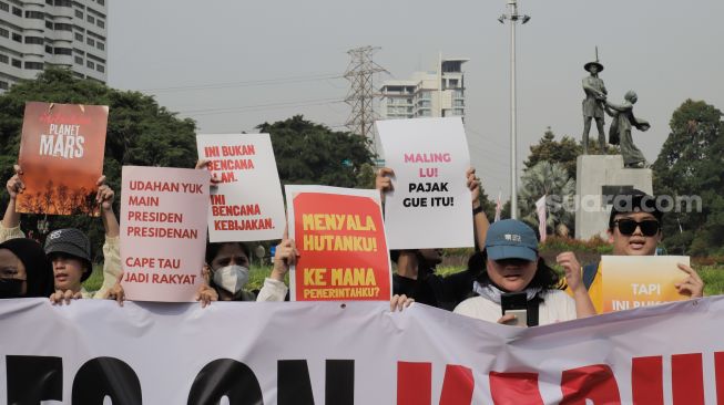 Massa dari berbagai elemen Mahasiswa dan masyarakat saat mengikuti aksi unjuk rasa dua tahun pemerintahan Prabowo-Gibran di Tugu Tani, Jakarta, Selasa (20/10/2026). [Suara.com/Alfian Winanto]