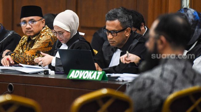 Terdakwa kasus dugaan korupsi pembagian kuota dan penyelenggaraan haji di Kementerian Agama tahun 2023-2024 Yaqut Cholil Qoumas (kiri) mendengarkan keterangan saksi pemilik PT Zahra Oto Mandiri sekaligus Direktur Uhud Tour Khalid Basalamah di Pengadilan Tipikor, Jakarta, Selasa (20/10/2026). [ANTARA FOTO/Muhammad Adimaja/nz]