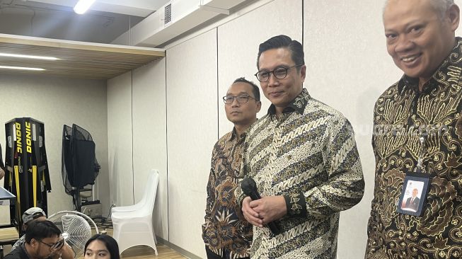 Direktur Utama BEI, Jeffrey Hendrik dalam konferensi pers di Gedung BEI, Senin (19/10/2026). [Suara.com/Rina]