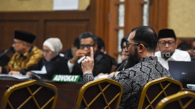 Pemilik PT Zahra Oto Mandiri sekaligus Direktur Uhud Tour Khalid Basalamah memberikan kesaksiannya pada sidang kasus dugaan korupsi pembagian kuota dan penyelenggaraan haji di Kementerian Agama (Kemenag) tahun 2023-2024 di Pengadilan Tipikor, Jakarta, Selasa (20/10/2026). [ANTARA FOTO/Muhammad Adimaja/nz]