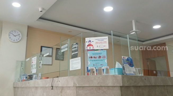 Kurs jual dolar Amerika Serikat (AS) di money changer Jakarta Selatan menembus Rp18.120 per US$. Foto: Suara.com Fika Nur Rizki