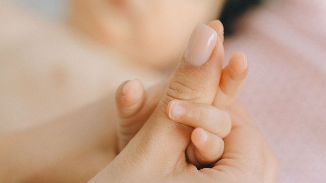 Bagaimana Cara Adopsi Anak di Indonesia? Cek Syarat dan Tahapannya