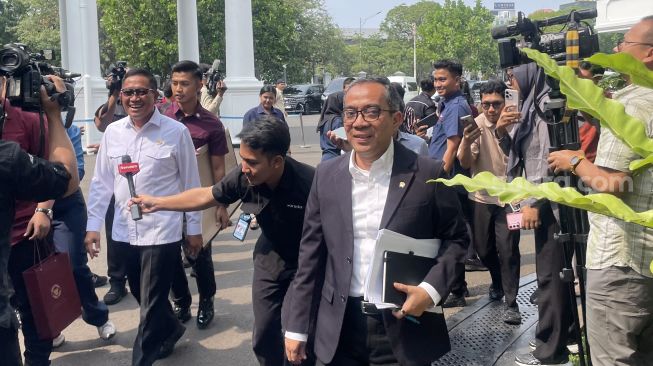 Sudah Sejam di Istana, Mendikti Saintek dan Gubernur URI Batal Rapat dengan Prabowo