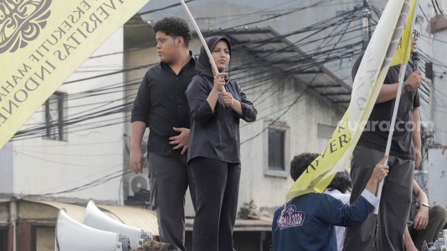 Wakil Ketua BEM UI Fatimah Azzahra saat mengikuti aksi unjuk rasa peringatan dua tahun pemerintahan Prabowo-Gibran di Tugu Tani, Jakarta, Selasa (20/10/2026). [Suara.com/Alfian Winanto]