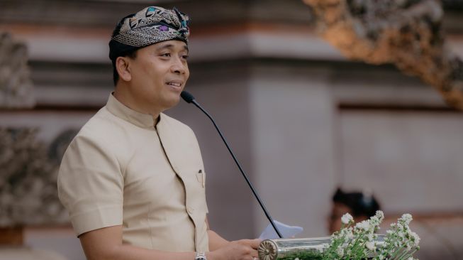 Menteri Kebudayaan Fadli Zon menerima Anugerah Mahottama Adibudaya Nusantara dari Asosiasi Museum Indonesia (AMI) atas pengabdian, dedikasi, dan komitmennya dalam membangun kehidupan museum serta kebudayaan Indonesia. [Istimewa]