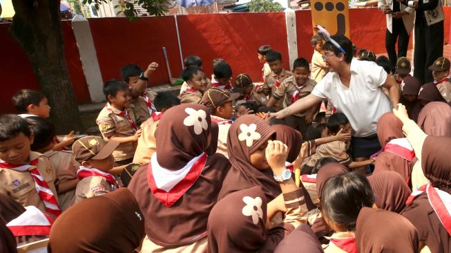 Quality Assurance Specialist Bank Jago Hana Simanjuntak membacakan dongeng saat acara roadshow edukasi literasi keuangan dan minat baca melalui program Jagoan Baca di Depok, Jawa Barat, Rabu (21/10/2026). [Handout]
