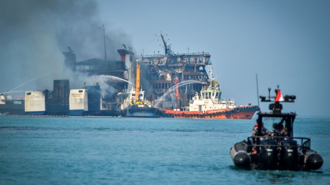 Kapal tunda menyemprotkan air ke arah Kapal Motor Penumpang (KMP) Batumandi di perairan Pelabuhan Merak, Kota Cilegon, Banten, Rabu (21/10/2026). [ANTARA FOTO/Rikardo/pma/nym]