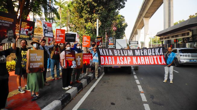 Sejumlah aktivis saat melakukan aksi di depan kantor ASEAN, Jakarta, Rabu (21/10/2026). [Suara.com/Alfian Winanto]