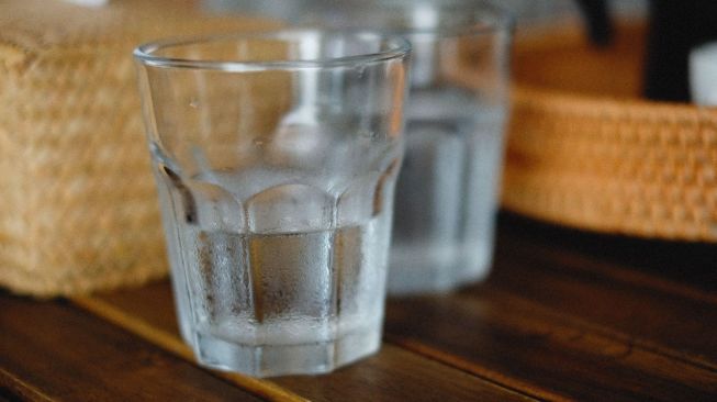 Mengapa Gelas Minuman Dingin Basah? Ini Penjelasan Ilmiahnya