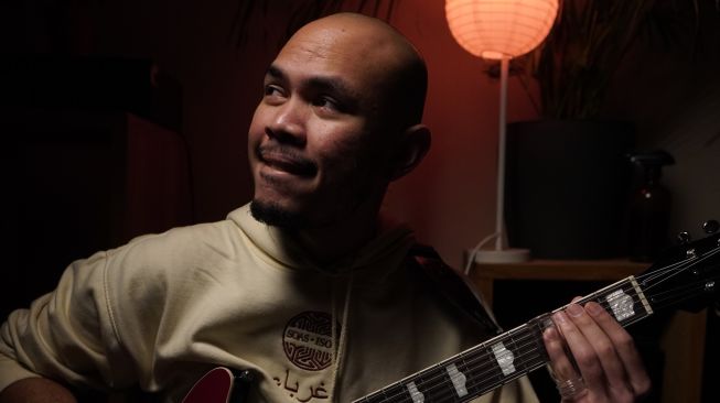 Ammir tengah mendampingi musisi Mow Ray dalam penggarapan album solo. Proyek ini memadukan petikan instrumen tradisional seperti oud dan gambus dengan distorsi gitar elektrik modern. [Instagram]