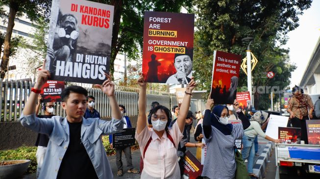 Sejumlah aktivis saat melakukan aksi di depan kantor ASEAN, Jakarta, Rabu (21/10/2026). [Suara.com/Alfian Winanto]