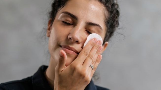 Cara Memakai Toner Pad yang Benar Diusap atau Dikompres? Ini Panduannya agar Tak Iritasi