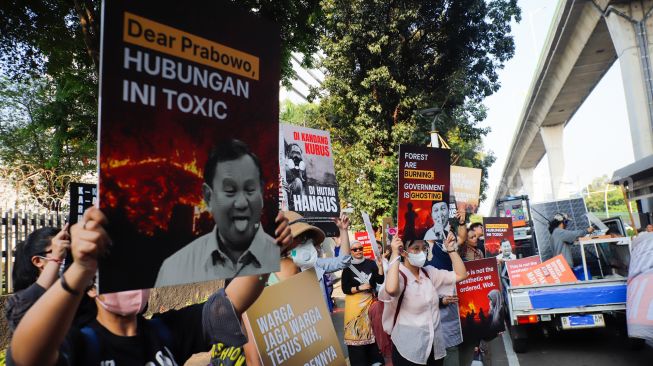 Sejumlah aktivis saat melakukan aksi di depan kantor ASEAN, Jakarta, Rabu (21/10/2026). [Suara.com/Alfian Winanto]