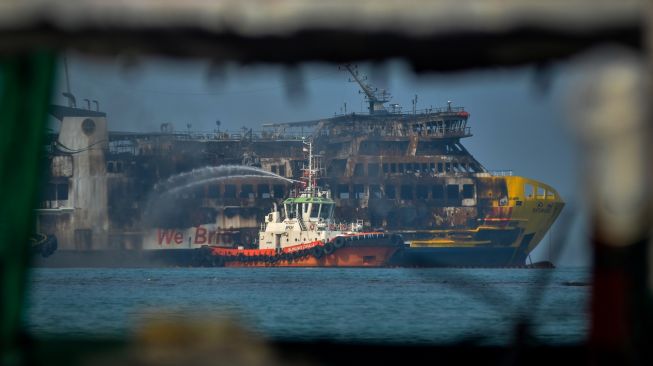 Kapal tunda menyemprotkan air ke arah Kapal Motor Penumpang (KMP) Batumandi di perairan Pelabuhan Merak, Kota Cilegon, Banten, Rabu (21/10/2026). [ANTARA FOTO/Rikardo/pma/nym]
