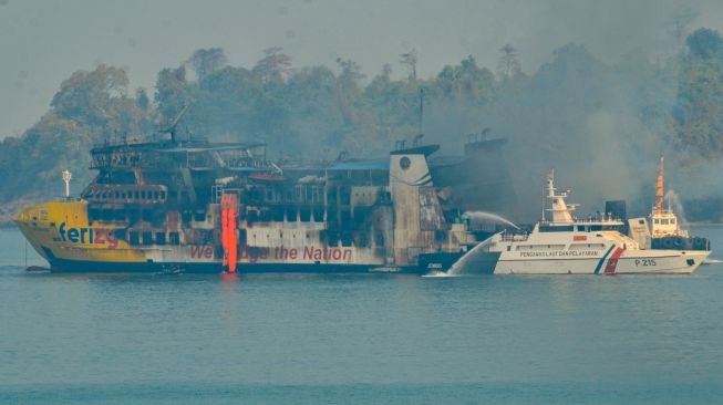 Kapal patroli menyemprotkan air ke arah Kapal Motor Penumpang (KMP) Batumandi di perairan Pelabuhan Merak, Kota Cilegon, Banten, Rabu (21/10/2026). [ANTARA FOTO/Rikardo/pma/nym]