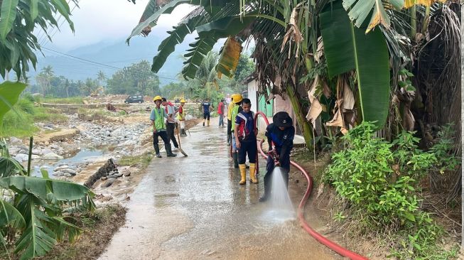 Skema Padat Karya Bersihkan Lumpur Banjir Padang, Warga Dapat Insentif